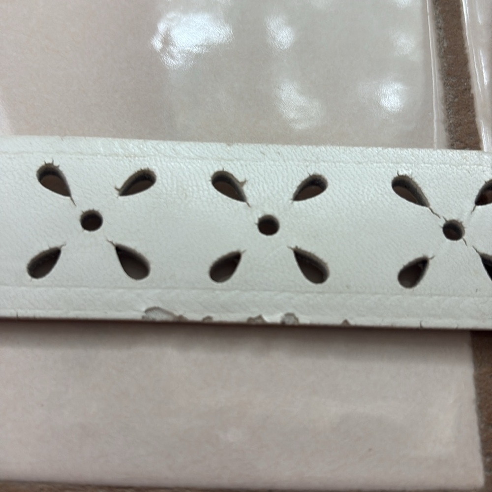 White Faux Leather Adjustable Belt. Vintage - Picture 5 of 7